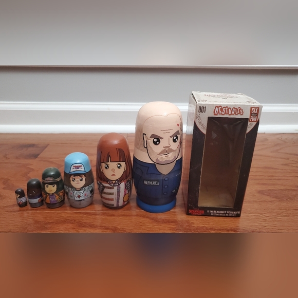 2022 Stranger Things Nestables Wooden Nesting Dolls (6 Dolls in 1). - Picture 8 of 15